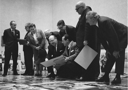 Internationale jury begonnen met beoordeling fotos World Press Photo 1963 in Haags Gemeentelijk Museum (Pot, Harry / Anefo - Nationaal Archief, CC-BY-SA)